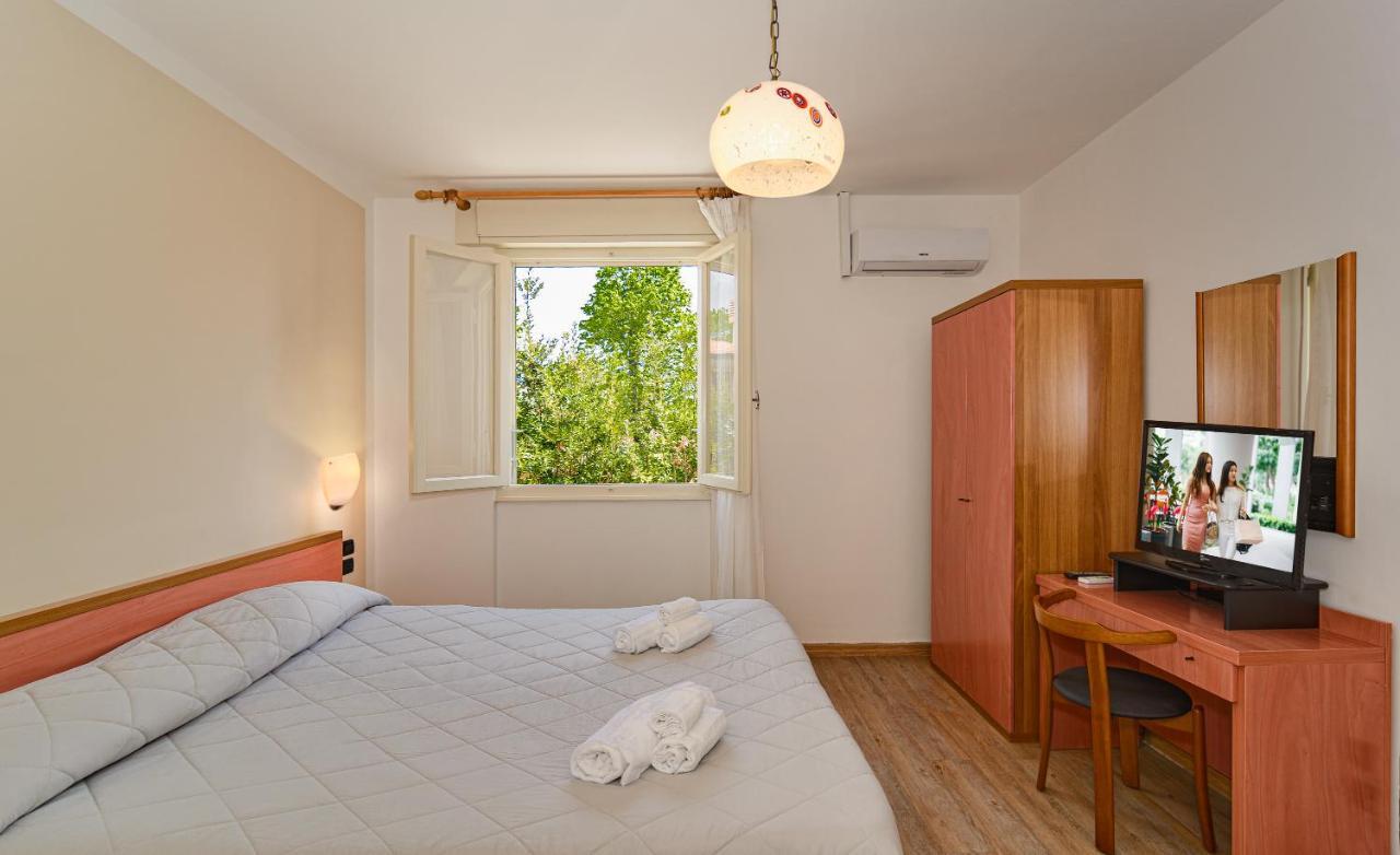 Hotel Ambra フォルテ・デイ・マルミ エクステリア 写真