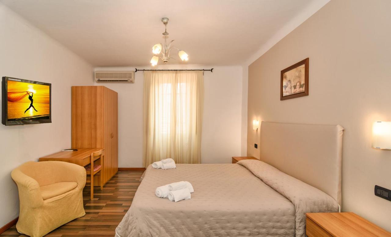Hotel Ambra フォルテ・デイ・マルミ エクステリア 写真